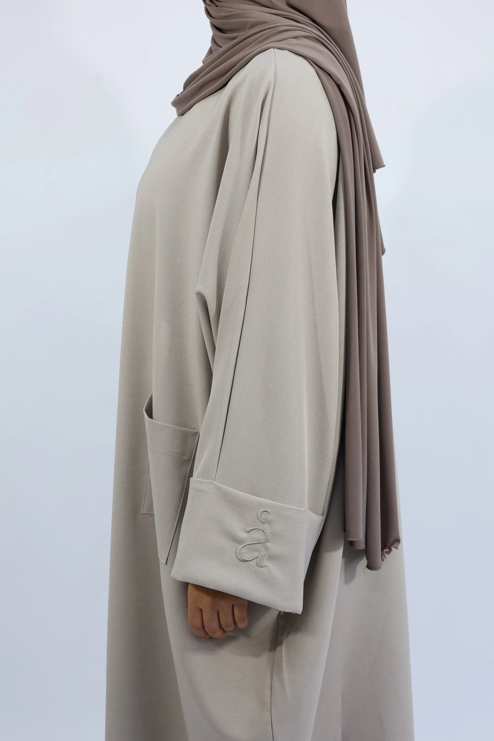 ABAYA EN CRÊPE STRETCH AVEC POCHES - YÜSRA